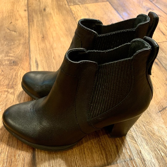UGG black leather heeled booties-womens: size 8 - Picture 3 of 11